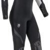 EVRFLX_5_4_BZ_F Everflex Den ultimata avancerade varma och extra bekväma Everflex 7/5 mm använder SCUBAPROs exklusiva designkoncept för ännu bättre passform och bättre rörlighet. Designen och formen på denna dräkten gör att dräkten rör sig naturligt med kroppen vilket ger oöverträffad komfort och flexibilitet. Levereras med dubbla förseglingar vid ankeldragkedjorna som säkerställer bästa skydd mot vattenläckage. De har också lagt till heliospan foder i bröstområdet för ökat skydd och isolering. Everflex ger utmärkt passform för ett brett utbud av människor. Om du är trött på kampen för att komma i din dykdräkt är Everflex perfekt för dig. DIVERS.se