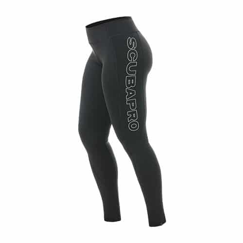 UPF 50 Dessa snygga leggings är designade för dykning i varmt vatten och för att kunna användas som lager-på-lager. De är perfekta för alla vattensporter. De är delvis tillverkade av återvunnen nylon som kommer från plastflaskor. Det fyrvägsstretchiga tyget är lätt och extremt bekvämt. UPF 50-klassningen blockerar 98 % av UV-strålningen för att skydda din hud när du har roligt i solen. DIVERS.se
