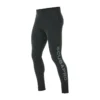 UPF 50 Dessa snygga leggings är designade för dykning i varmt vatten och för att kunna användas som lager-på-lager. De är perfekta för alla vattensporter. De är delvis tillverkade av återvunnen nylon som kommer från plastflaskor. Det fyrvägsstretchiga tyget är lätt och extremt bekvämt. UPF 50-klassningen blockerar 98 % av UV-strålningen för att skydda din hud när du har roligt i solen. DIVERS.se