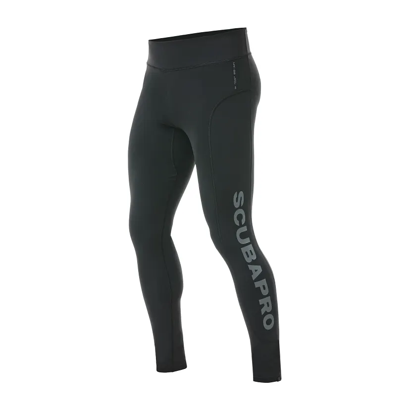 UPF 50 Dessa snygga leggings är designade för dykning i varmt vatten och för att kunna användas som lager-på-lager. De är perfekta för alla vattensporter. De är delvis tillverkade av återvunnen nylon som kommer från plastflaskor. Det fyrvägsstretchiga tyget är lätt och extremt bekvämt. UPF 50-klassningen blockerar 98 % av UV-strålningen för att skydda din hud när du har roligt i solen. DIVERS.se
