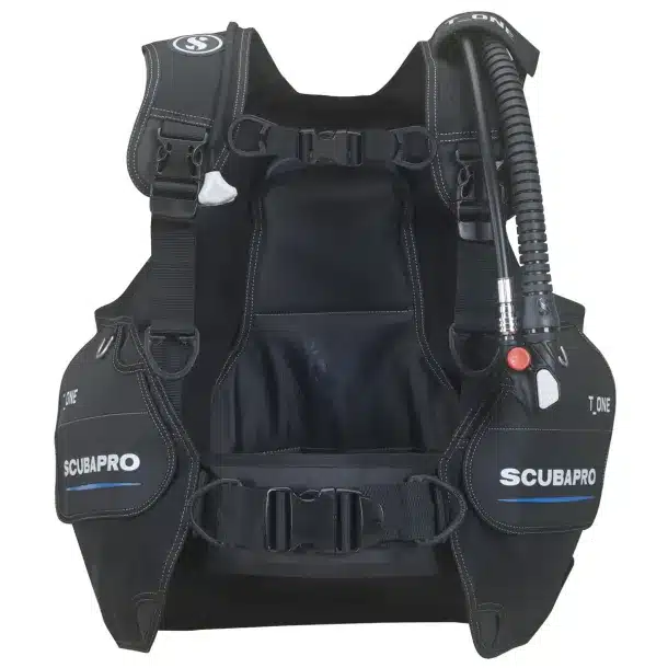 bcd Scubapro BCD T-One Den nya frontjusterbara BCD är enkel i designen, enkel att använda och ger den nödvändiga flytkraften. Denna BCD från Scubapro är ett självklart val för nybörjaren eller resenären som vill ha en lätt vikt i bagaget. T-one är gjord av ett speciellt hållbart material (EndurTex högintensiv nylonmaterial) som tål även relativt tuff dykning. T-One kommer med en bekväm ryggplatta och stora fickor på båda sidor med kardborrstängning. BCD´en är lätt, enkel att fälla ihop och torkar snabbt tack vare det vattenavvisande materialet, vilket gör den perfekt för resor! DIVERS.se
